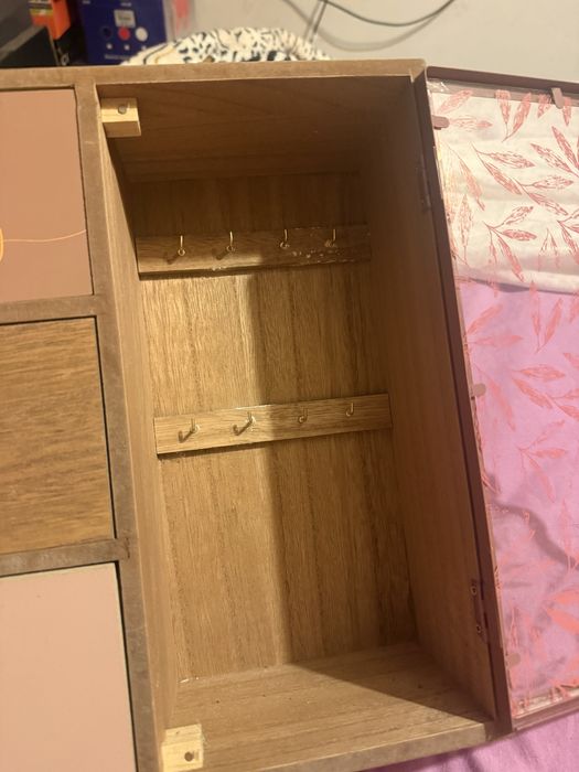 Guarda joias em forma de mini movel