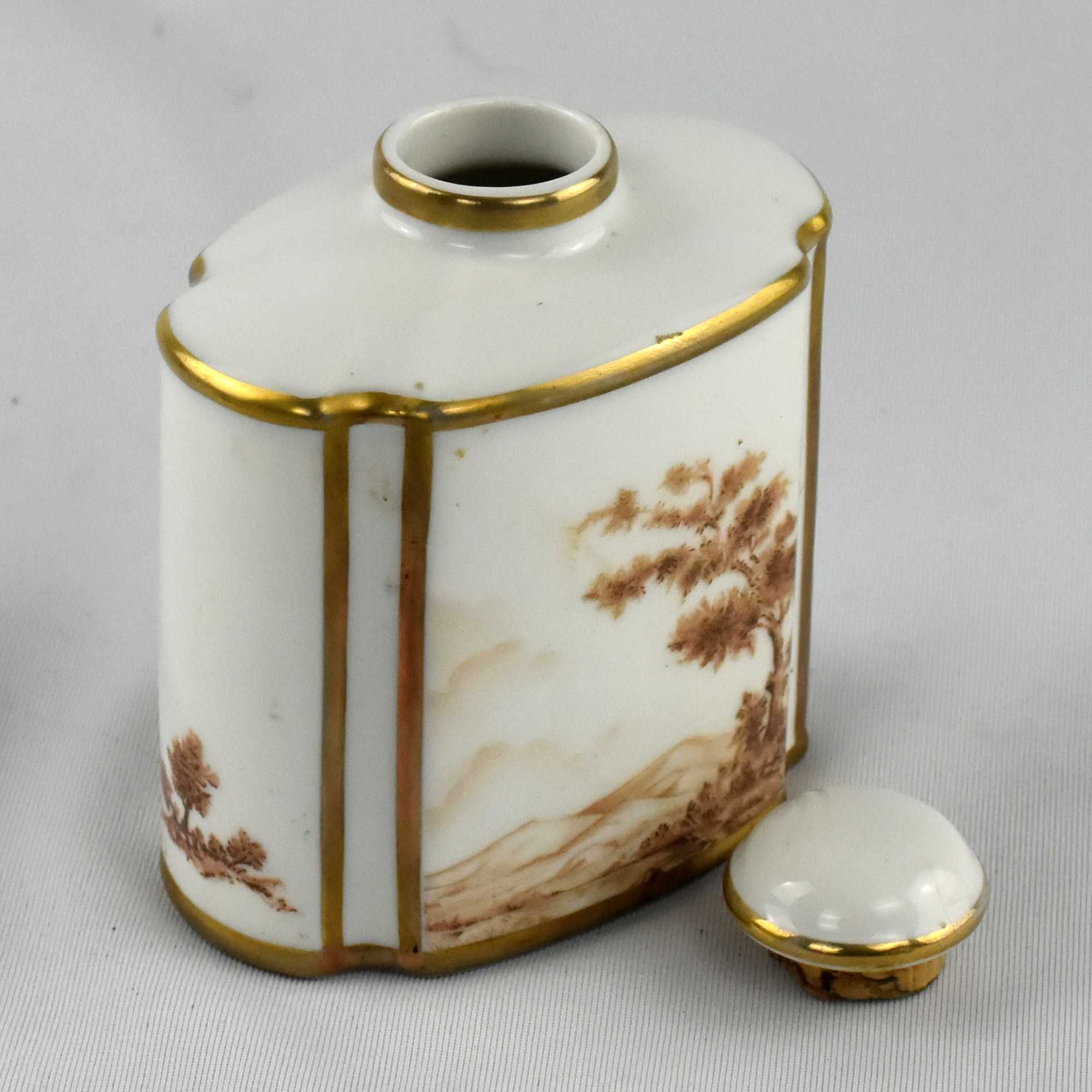 Frasco de perfume em porcelana decorado com paisagens e friso a ouro