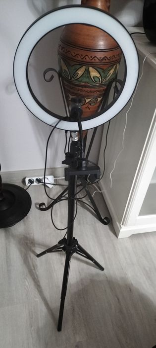 Ring Light com tripé e suporte para telemóvel.
