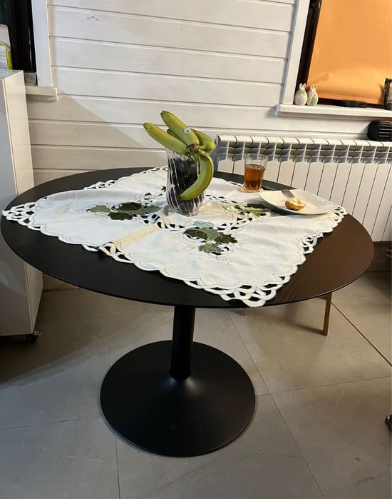 Okragly stol na 1 nodze black red white