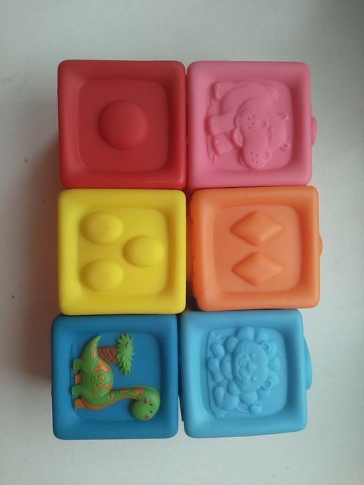 Іграшка розвиваюча- кубикики різнокольрові