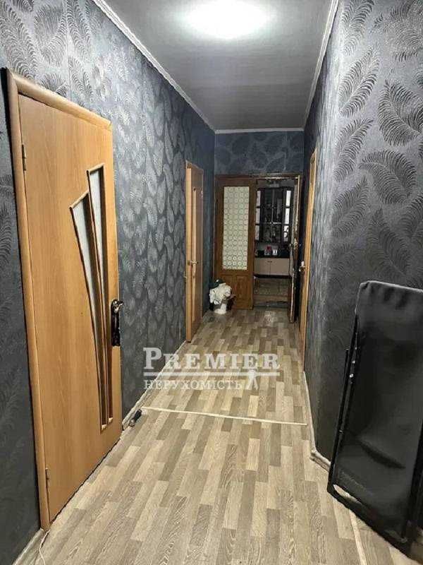 У продажу простора 4-кімнатна квартира на вулиці Заболотного