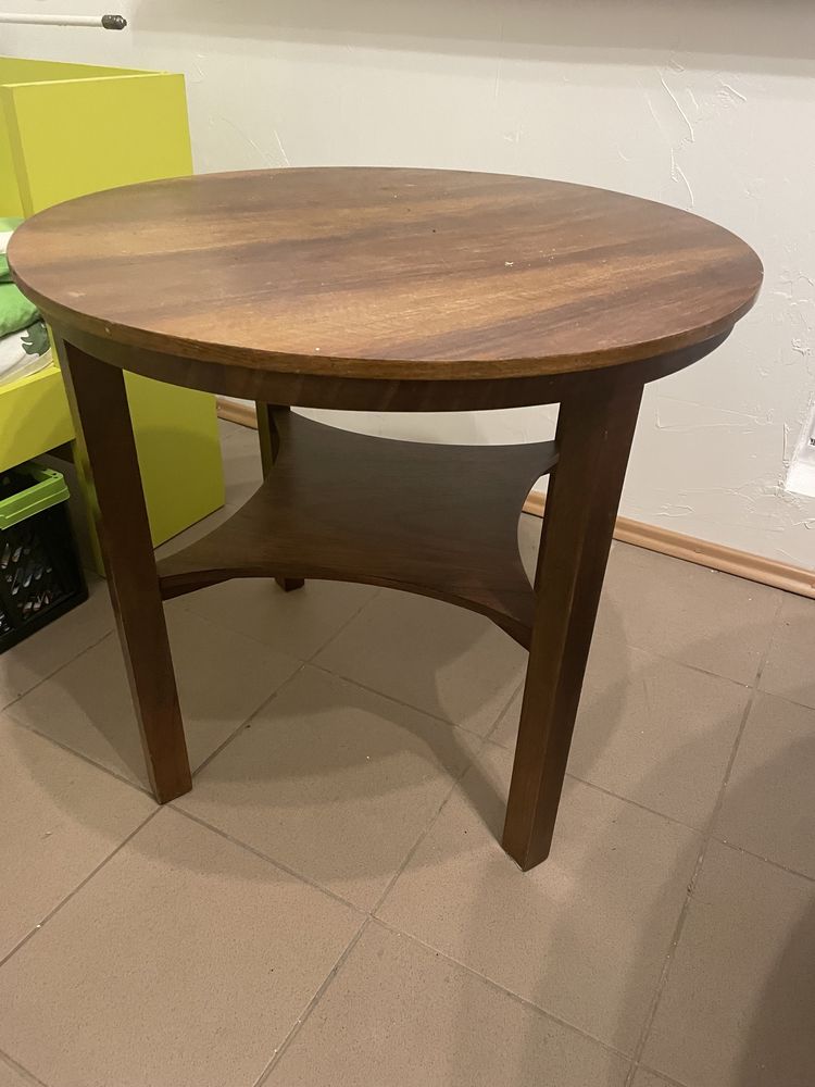 Maly drewniany stolik