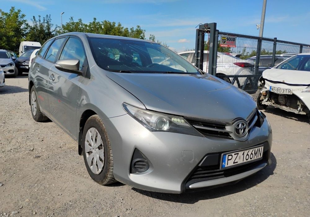 Toyota Auris 2014r, Salonowa, 1.4 D4D. Uszkodzony lewy bok. Jeździ. VAT 23% brutto.