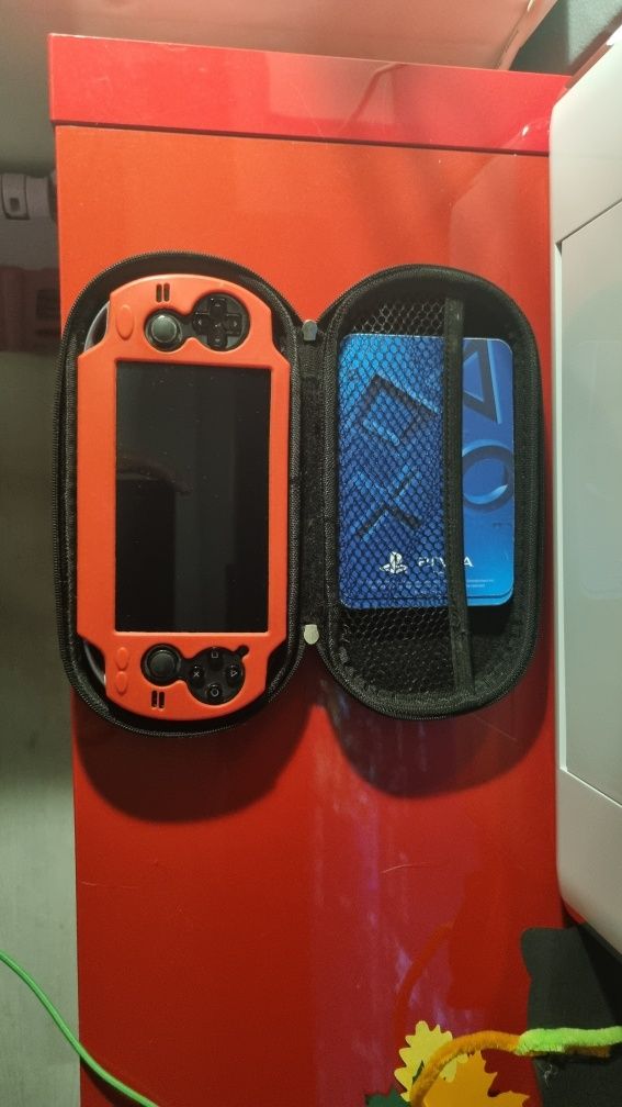 PS Vita OLED + Capa Vermelha + Bolsa de Transporte + Jogos