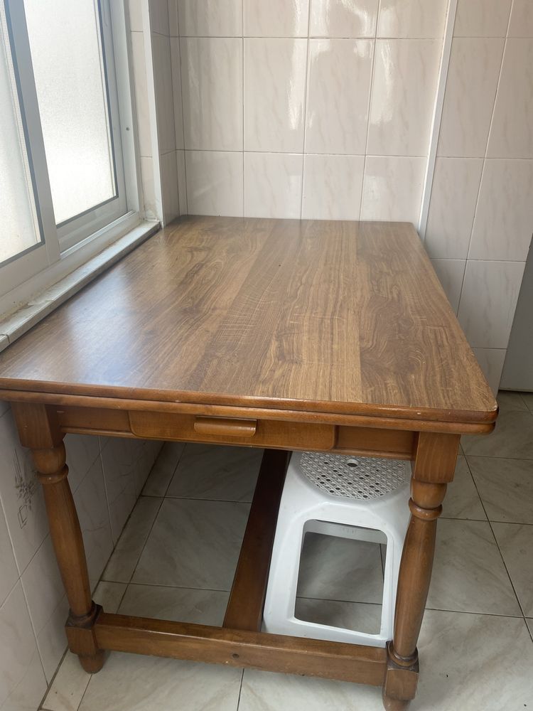 Mesa de madeira lacrada