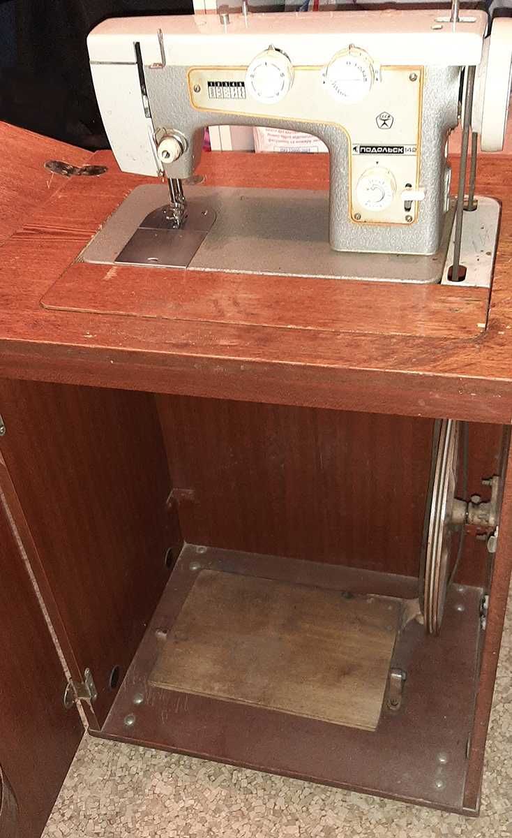 Швейная машинка Подольск-142, механическая, педальная, столовая.