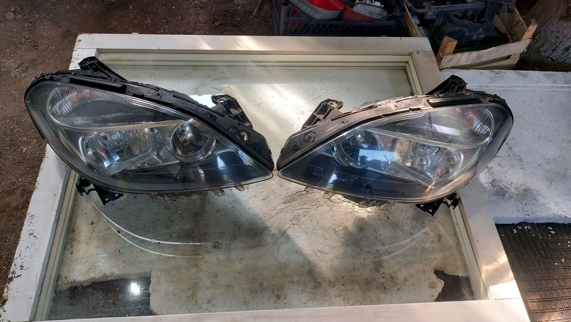 Przednie lampy Mercedes W246 Klasa B  2015r.