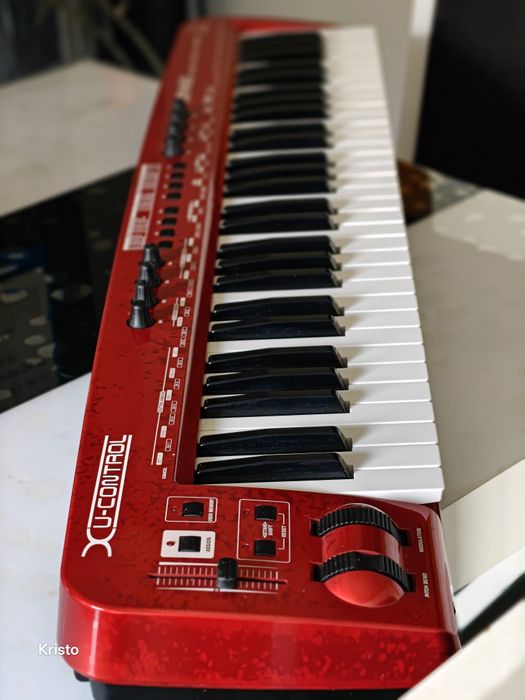 Behringer UMX610 klawiatura sterująca