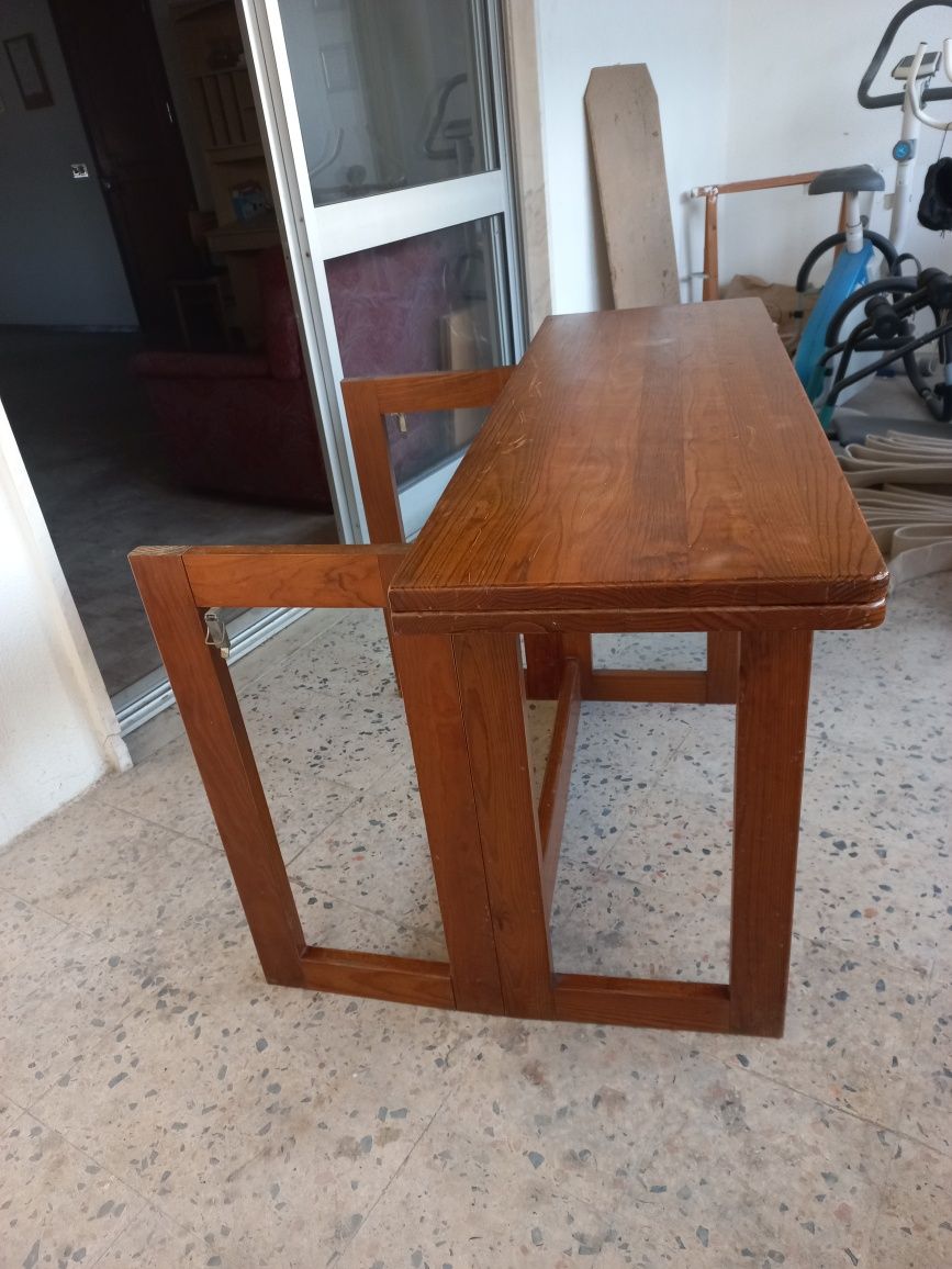 Mesa extensível com 2 bancos