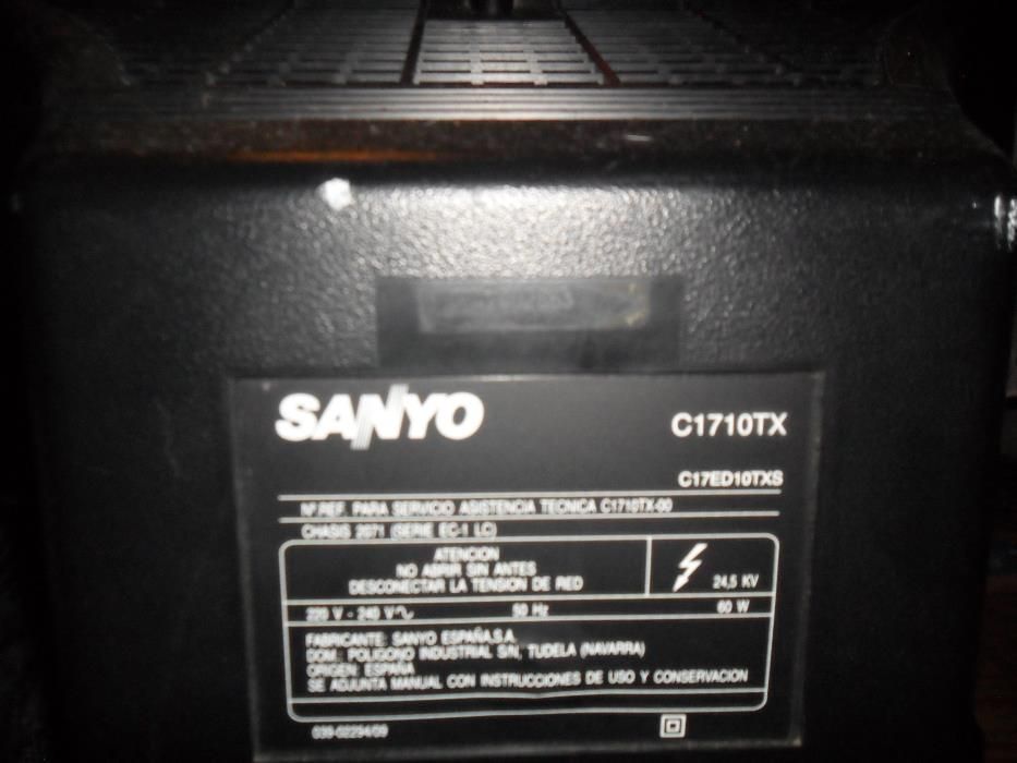 TV sanyo C1710TX de 42 cms de diâmetro avariada