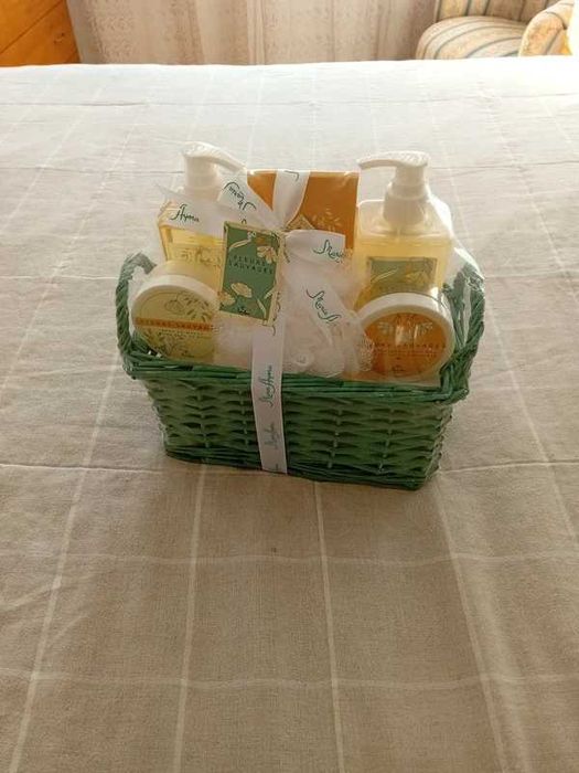 Cesta nova com produtos de banho