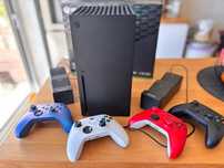 Xbox Series X - Como Nova + 4 Comandos + Bases de Carregamento