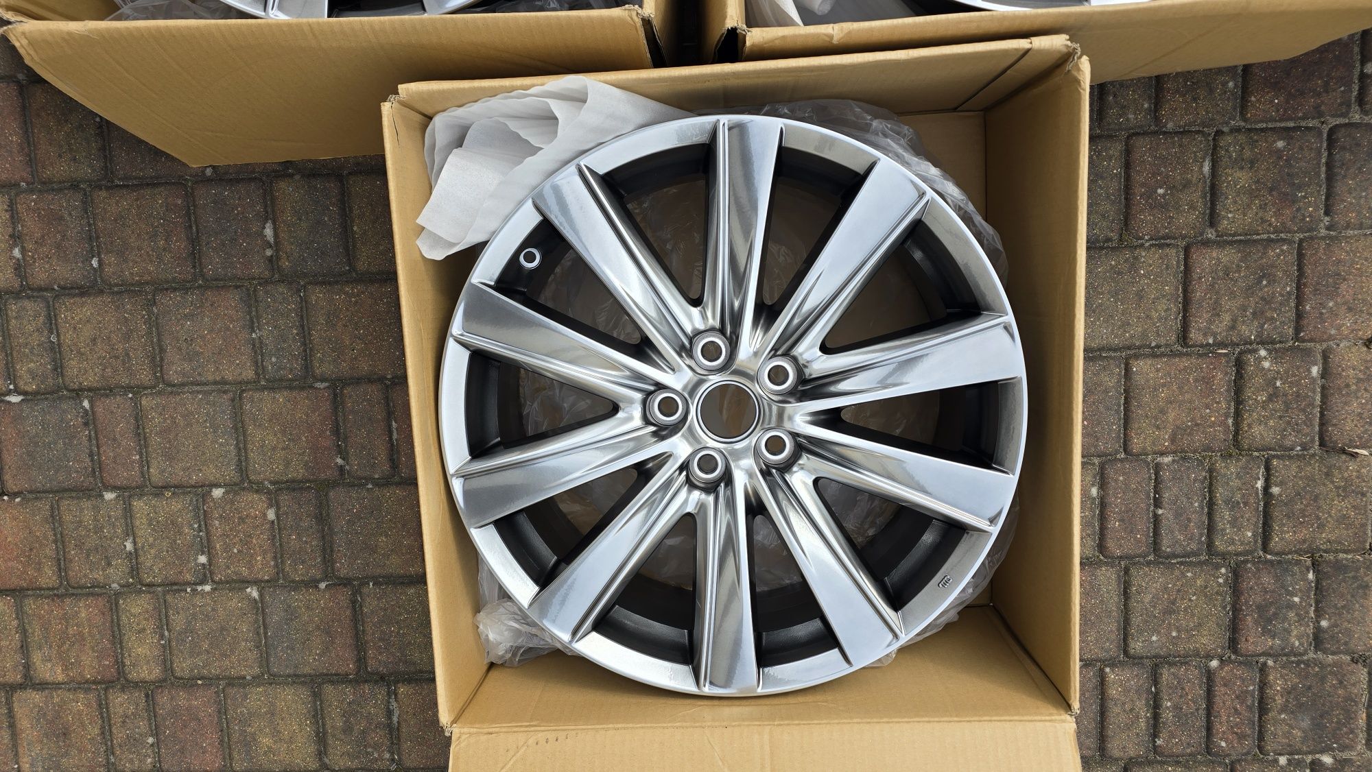 Dwie felgi Mazda 6 19" Nowe (zostały dwie)