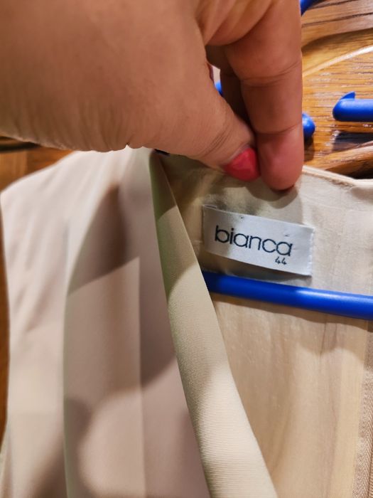 Elegancka sukienka z lejącym dekoltem, w kolorze ecru