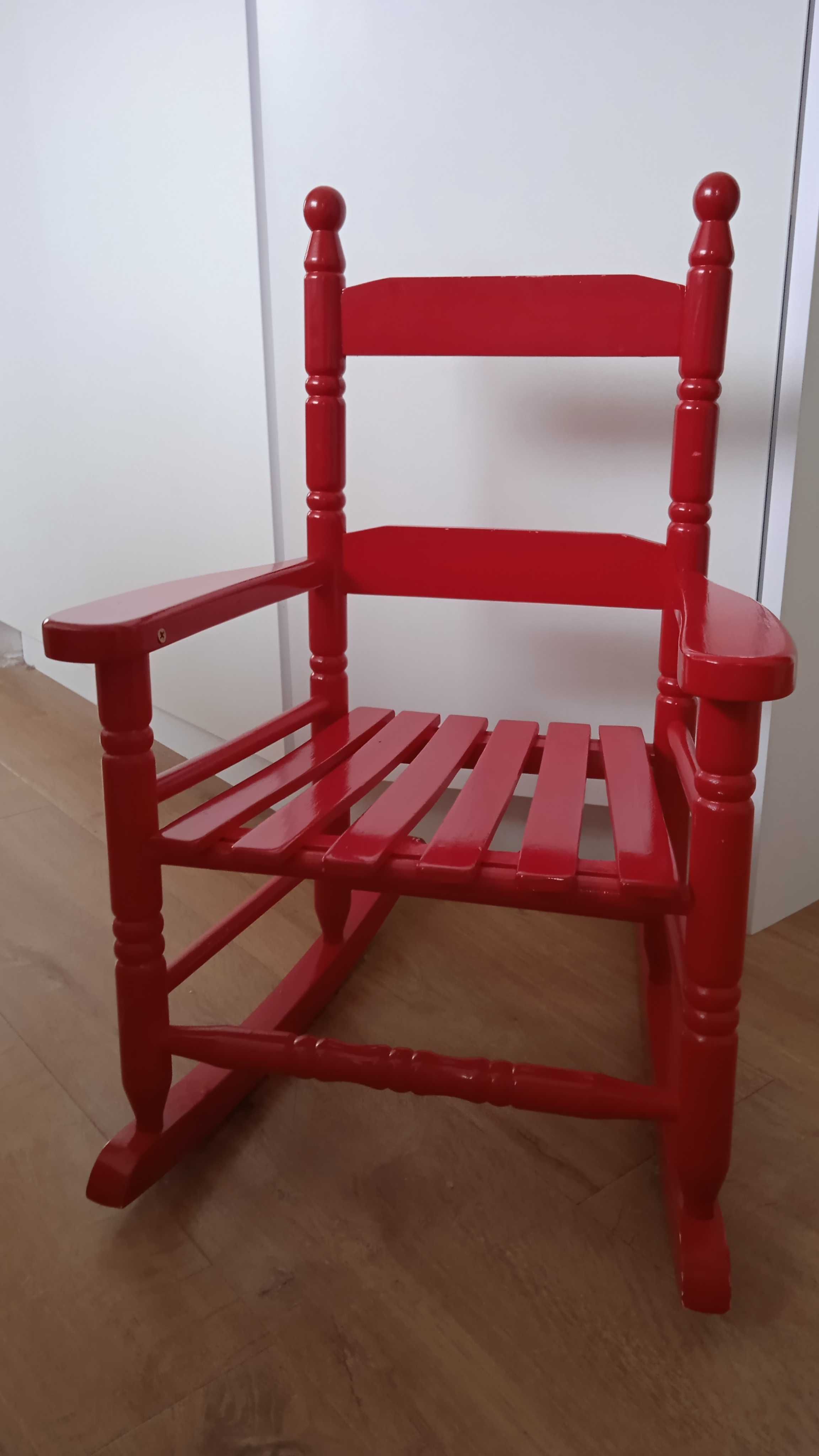 Krzesło bujane drewniane czerwone dziecięce do sesji zdjęciowych