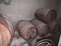 Pipas de madeira de adega antiga