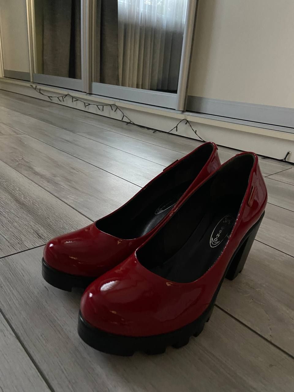 Червоні лакові туфлі