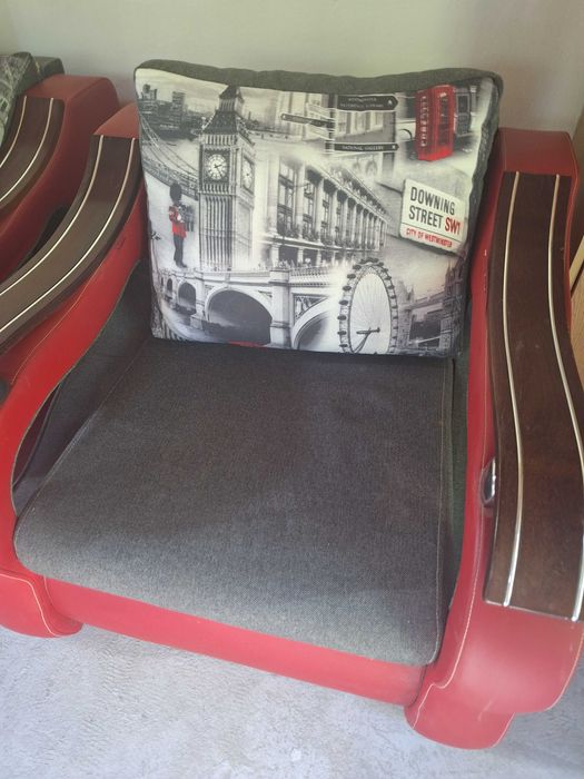 Efektowny fotel w starym stylu, z elementami ze skóry