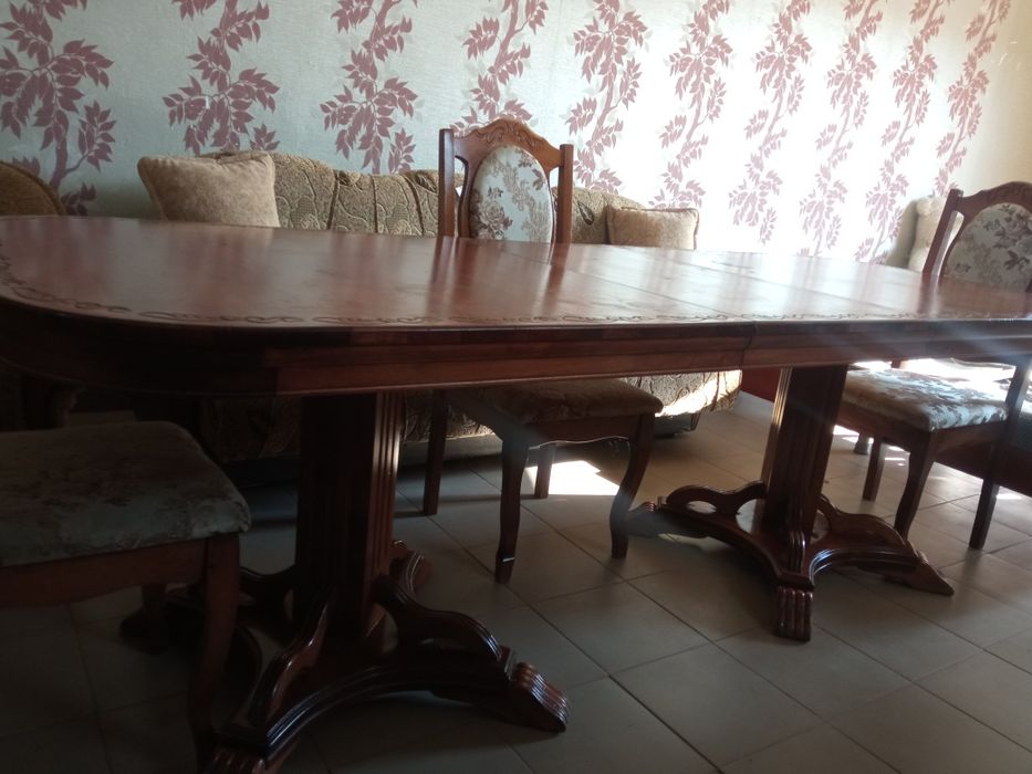 Продам шикарный деревянный стол