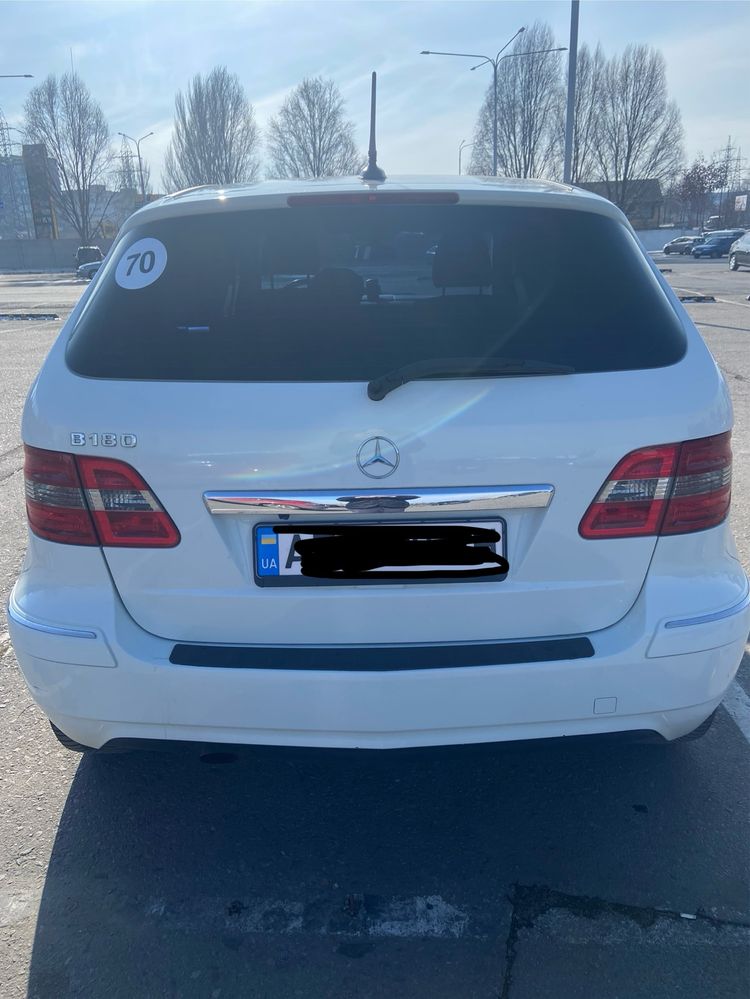 Mercedes-Benz B-180 2010року