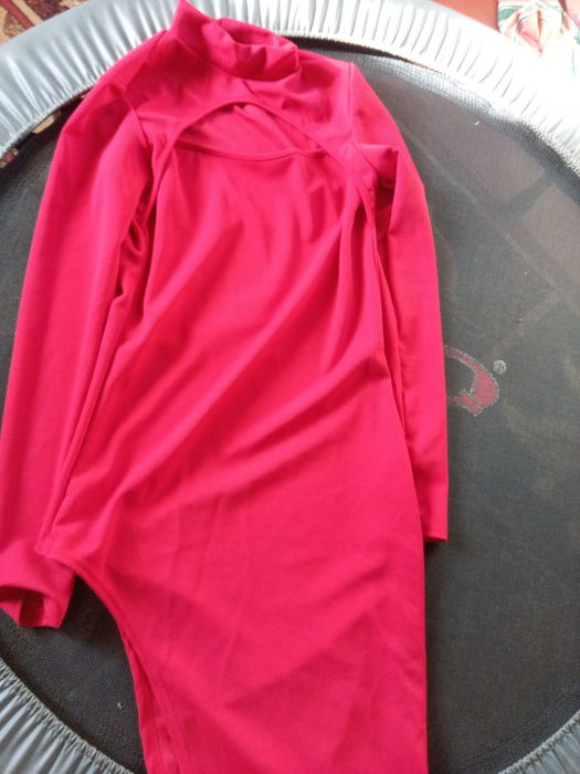 Платье миди с рукавами под горло с разрезом на груди на ноге