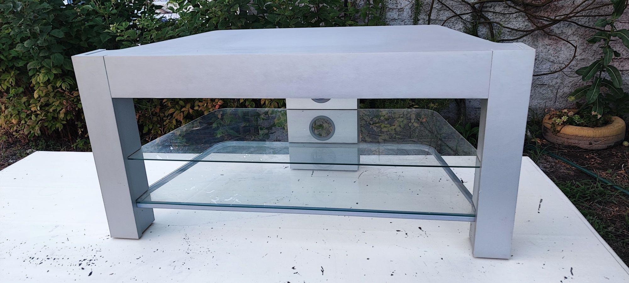 Mesa de TV com prateleira em vidro.