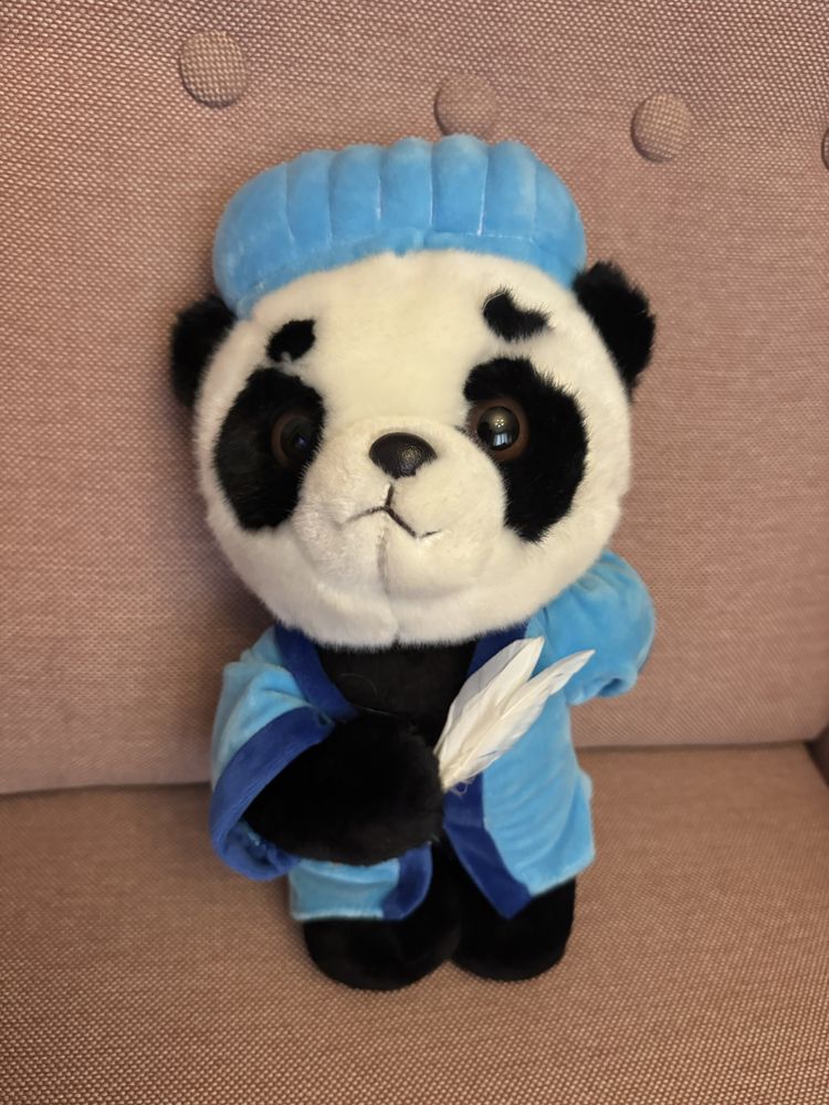 Panda kung fu panda z piórkami duża maskotka wysokość 30cm.