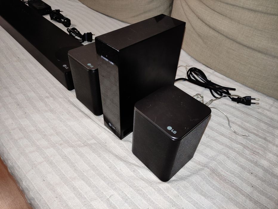 Soundbar LG SN7Y + Colunas Traseiras LG SPK8-S ( 5.1.2 Dolby Atmos)