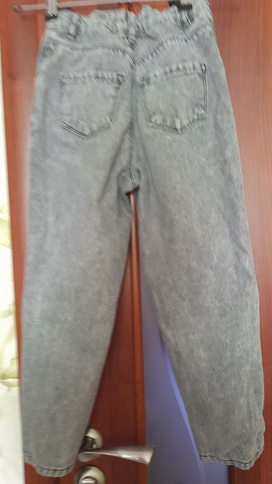 Продам детские джинсы  .