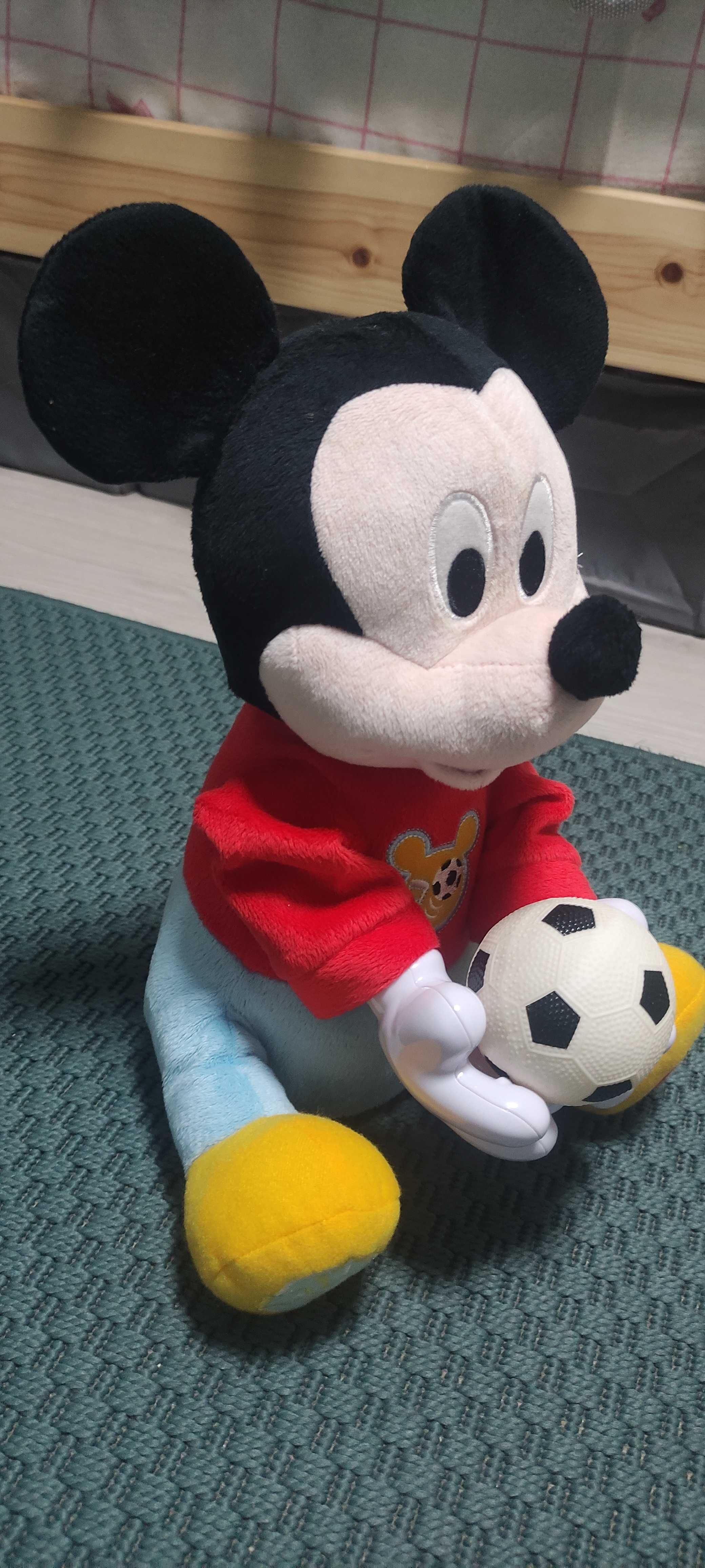 Mickey apanha a bola brinquedo