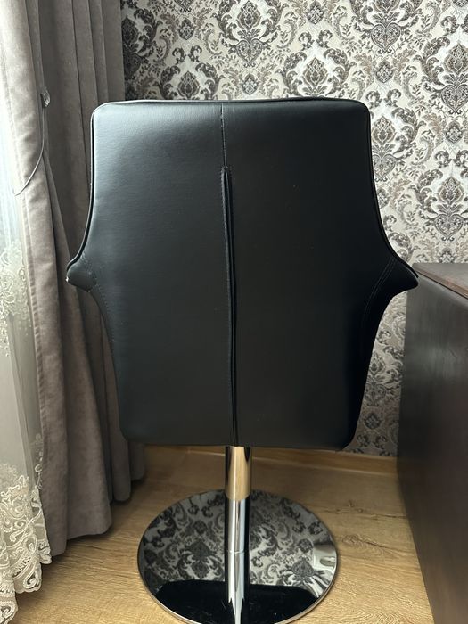 Крісло офісне або домашнє