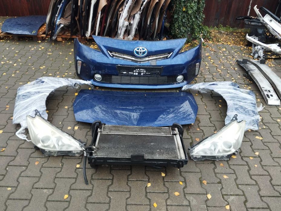 Przód Toyota Prius Plus.