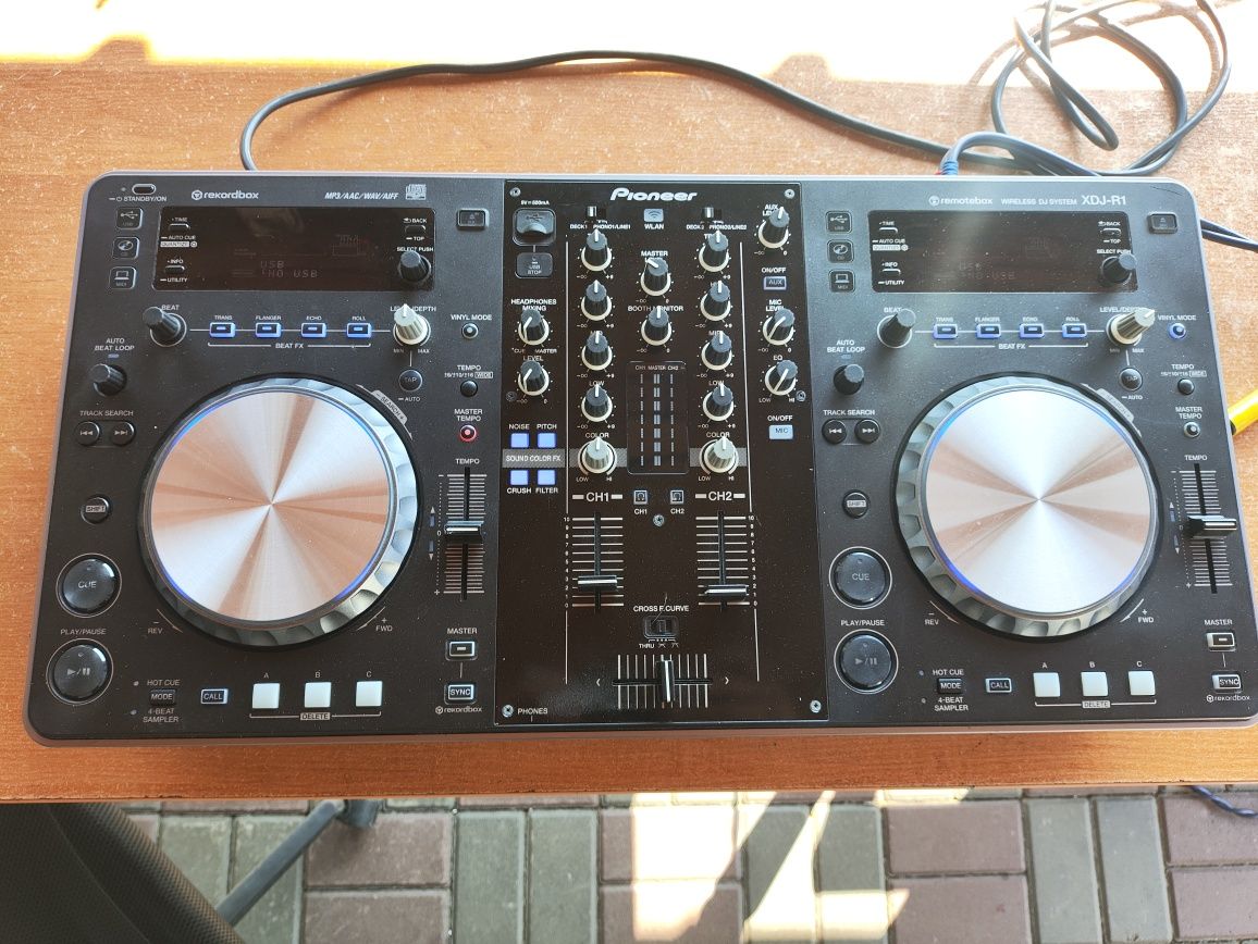 Konsola mixer All-in-one Pioneer XDJ-R1 stand Alone + uchwyty