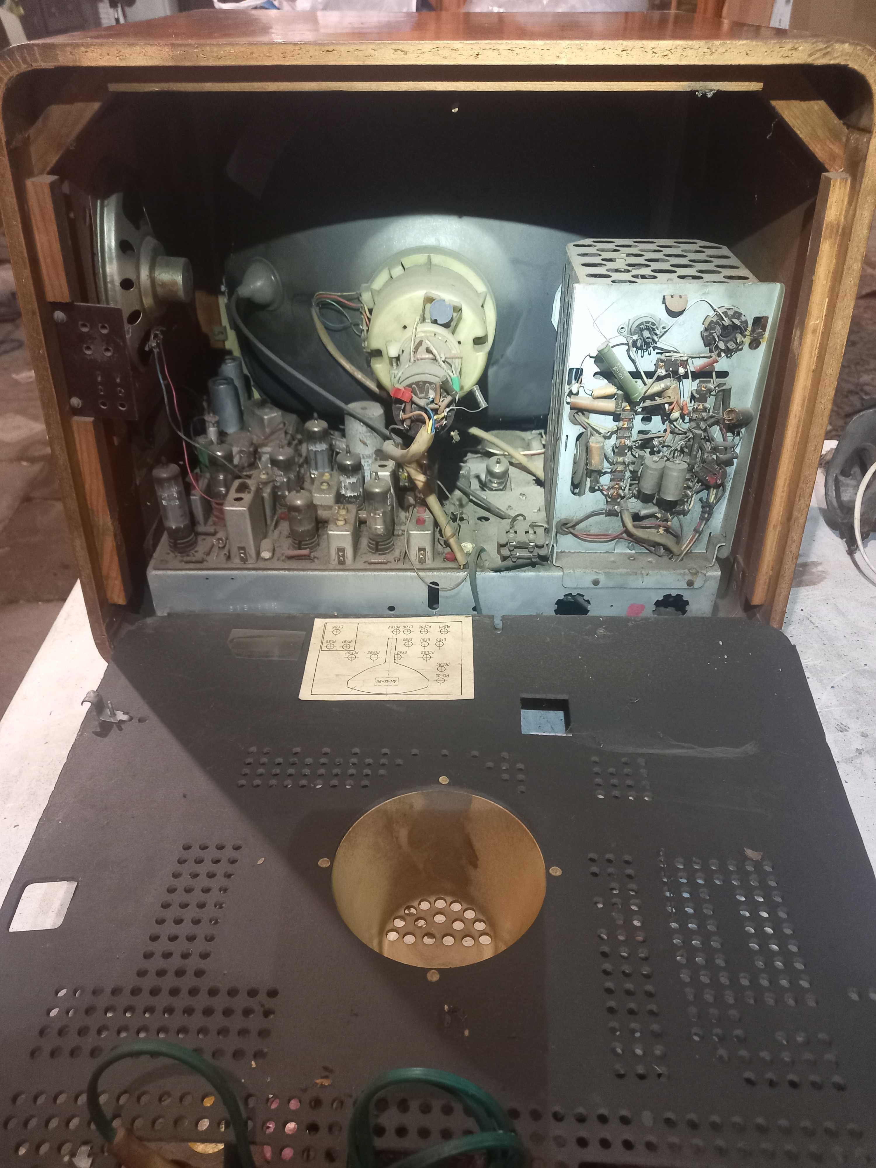 Stary telewizor Szmaragd