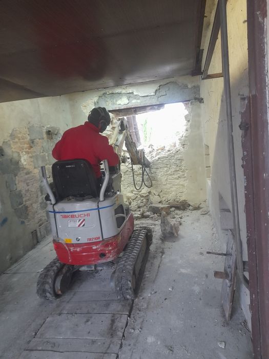 Minikoparka z młotem hydraulicznym – wykopy, rozbiórki, niwelacje.