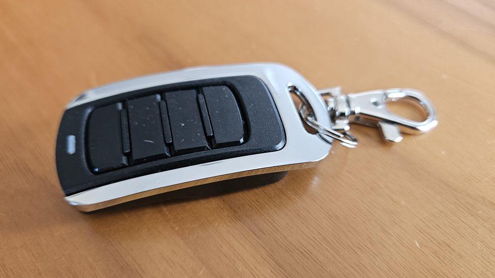 Sprzedam nowy, programowalny, czterokanałowy pilot do bramy i garaży