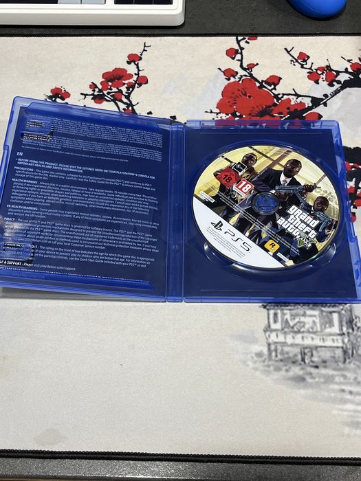 PS 5 б/у, в коплекті чіхол, 2 геймпада, гра GTA 5