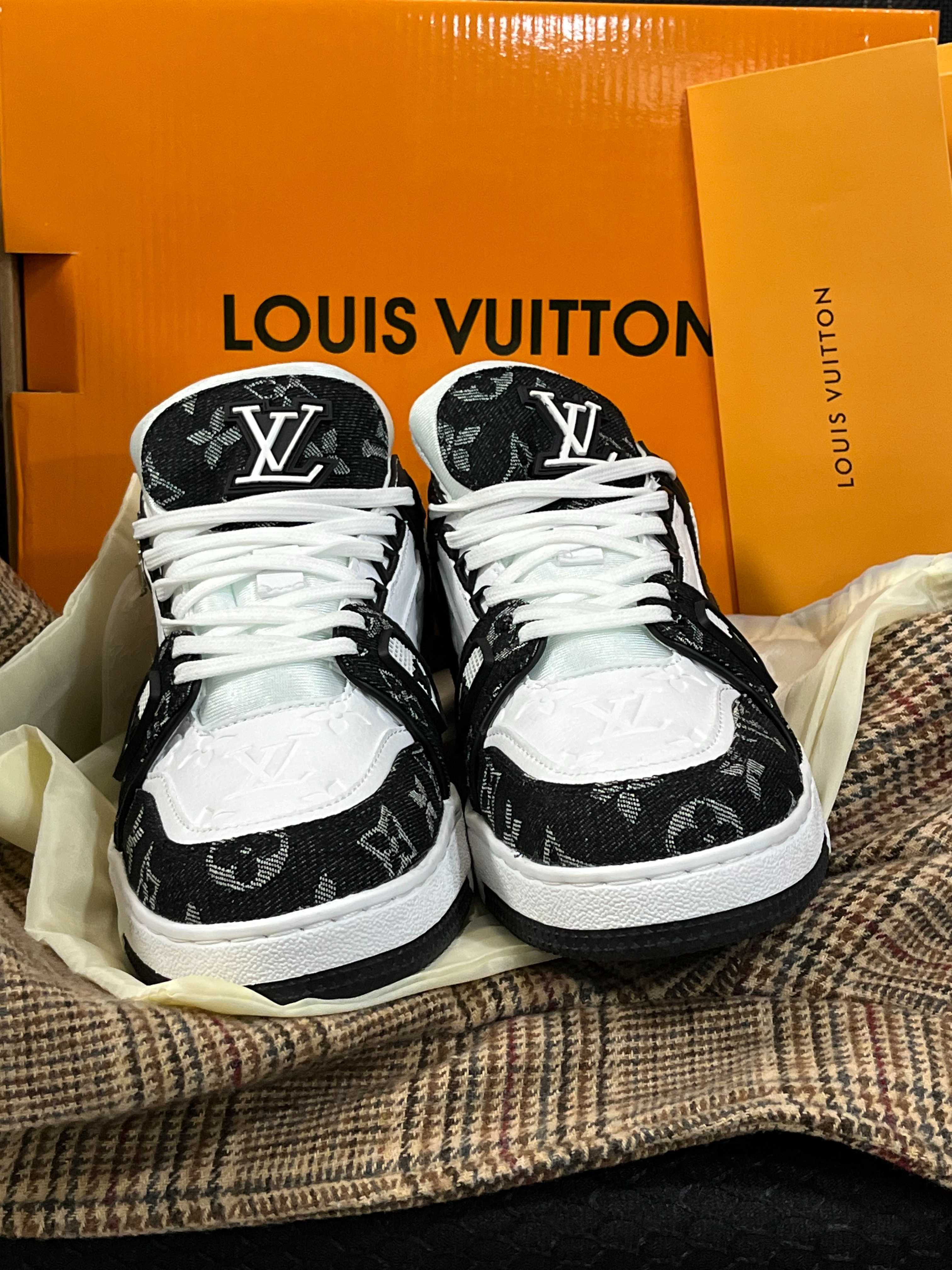 Louis Vuitton LV Trainer White Black EU 44