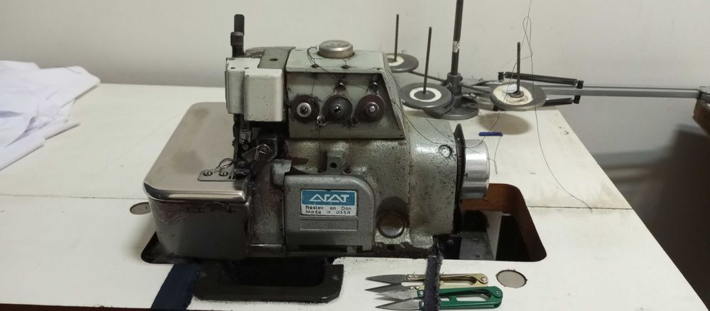 оверлок трьохнитковий