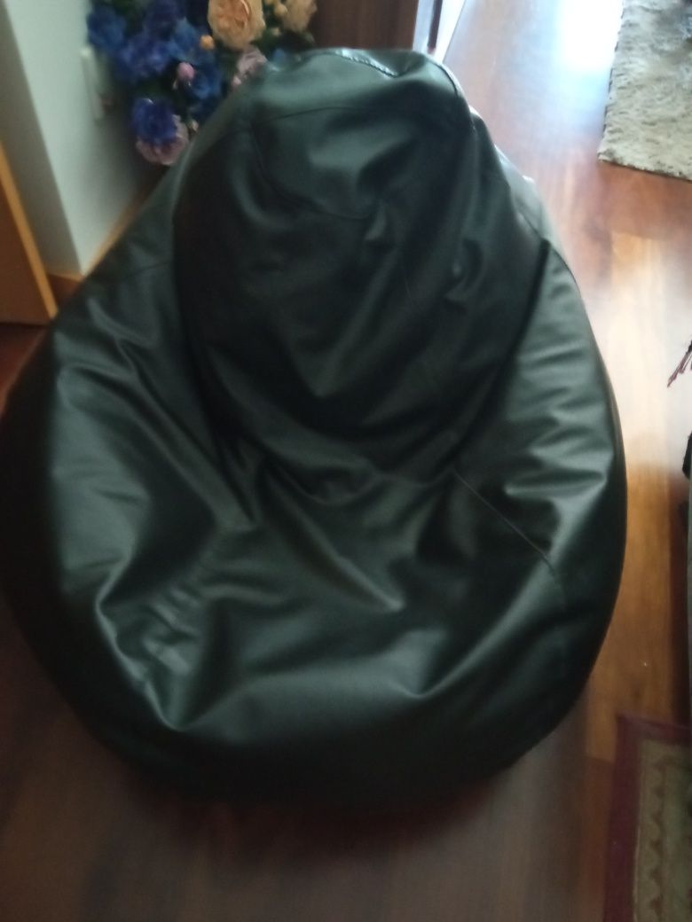 Putf preto Simi novo com fecho