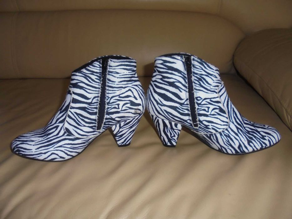 Botins de senhora cor branco e preto