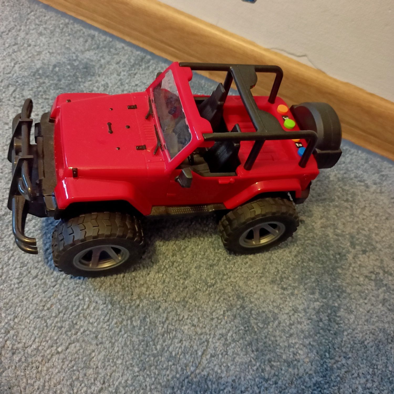 Jeep z otwieranymi drzwiami