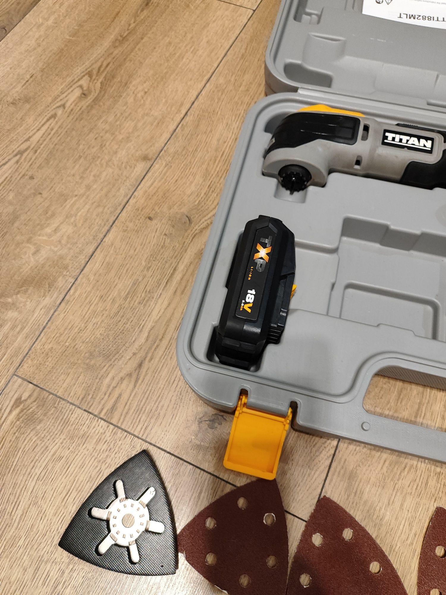 Urządzenie wielofunkcyjne/Multitool Titan, kompletne