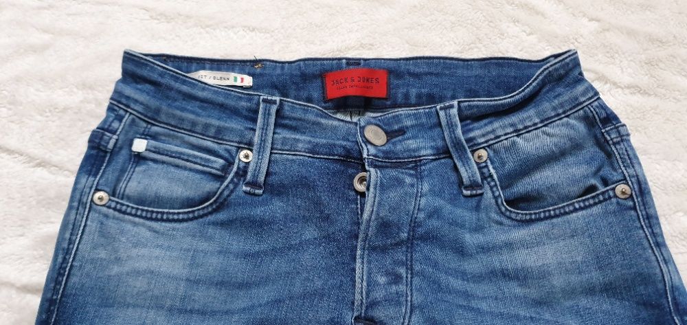 Spodnie jeansy Jack & Jones rozmiar 27 w atrakcyjne cenie!