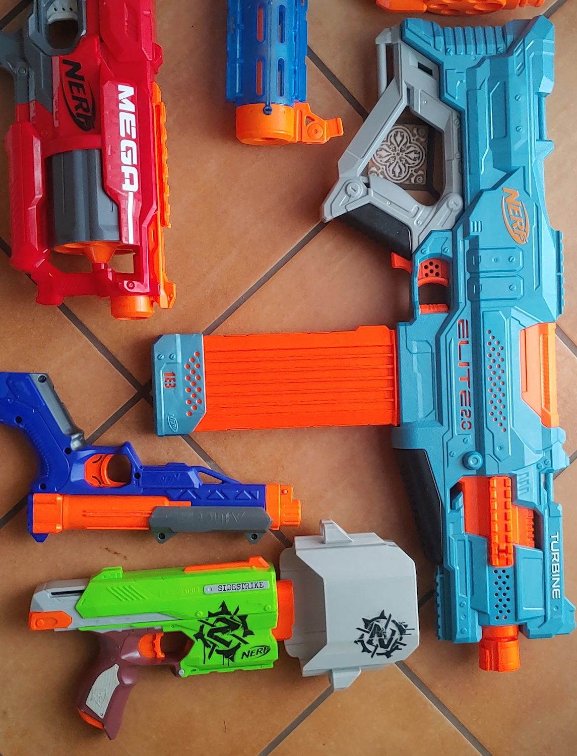 Nerf 6 pistoletów oraz strzałki i magazynki