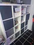 Regal Kallax 4x4 ikea z pojemnikami