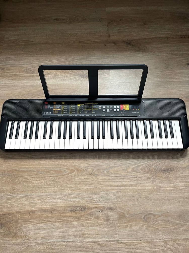 Синтезатор YAMAHA , PSR-F52