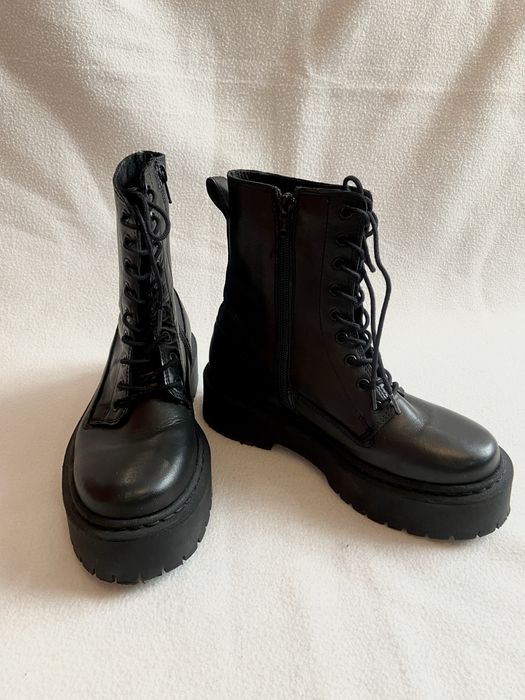 Чорні шкіряні ботінки