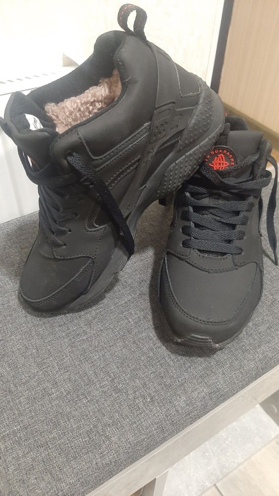 Кроссовки NIKE б/у одевала пару раз.